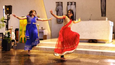 Indische Taenzerinnen im Gottesdienst